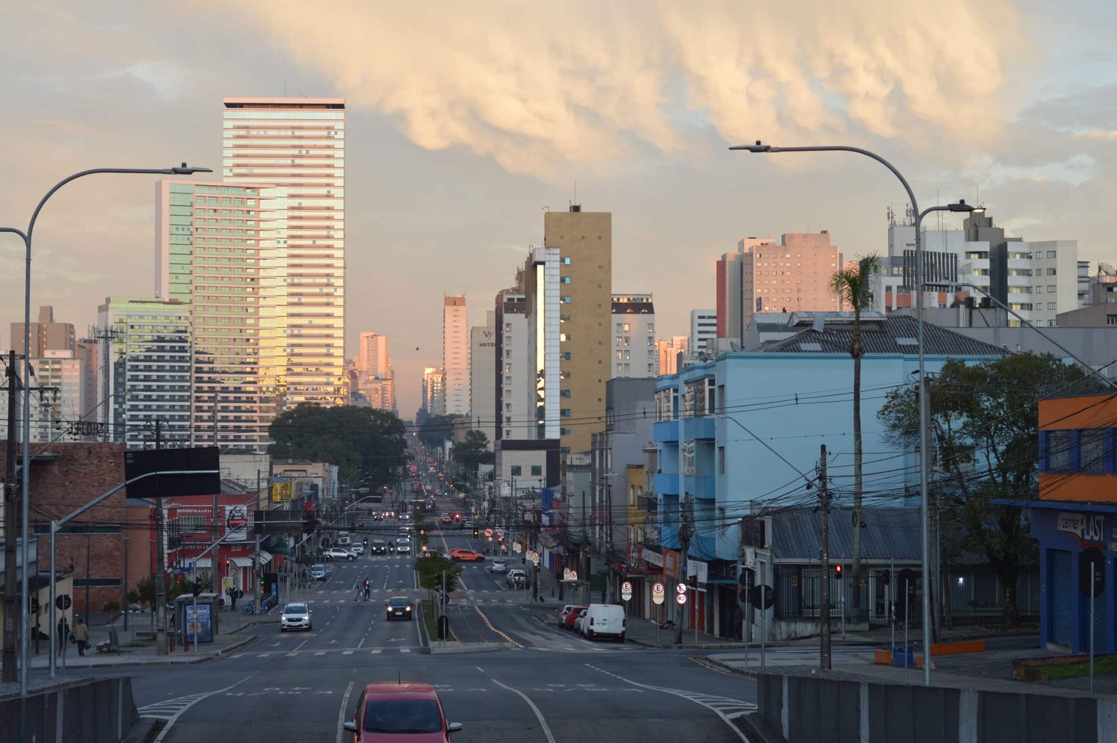 Vista de rua residencial em bairro de Curitiba, cidade atendida pela RD Marido de Aluguel